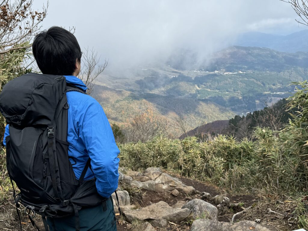 遠くの山を見る後ろ姿