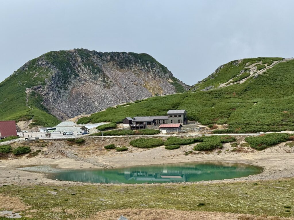 畳平の近くの池